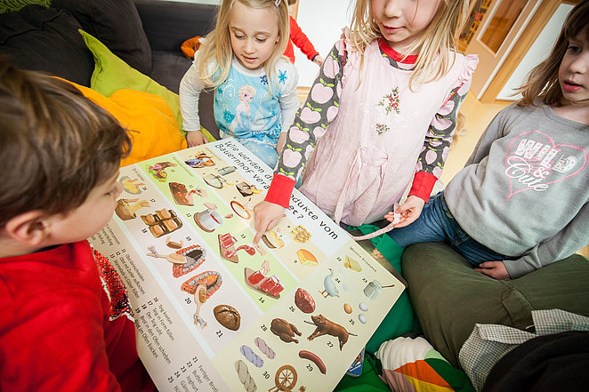 Children playing educational game in the Kindervilla OS
